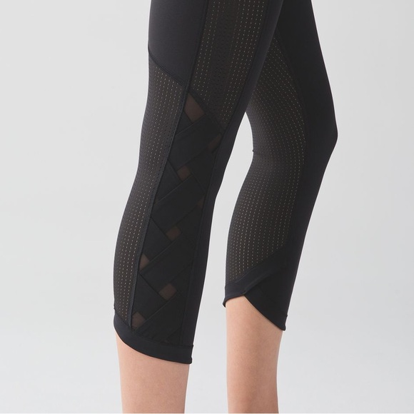 Lululemon VarCity Crop Luxtreme Black Leggings Size 6 - Picture 4 of 13